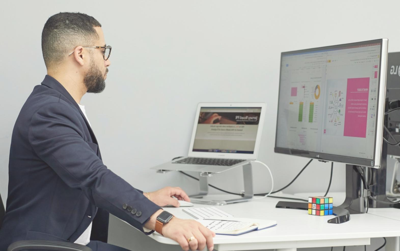 Profissional analisando planeamento financeiro plurianual
