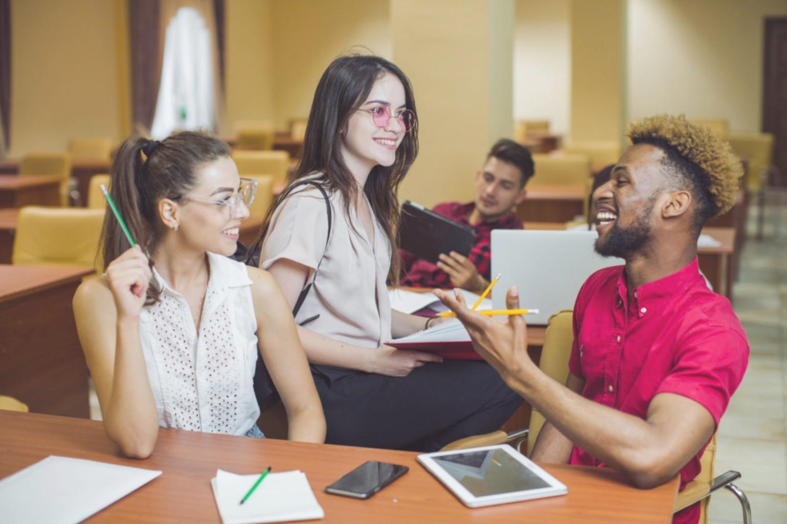 Participante a trabalhar em planeamento financeiro com materiais de apoio